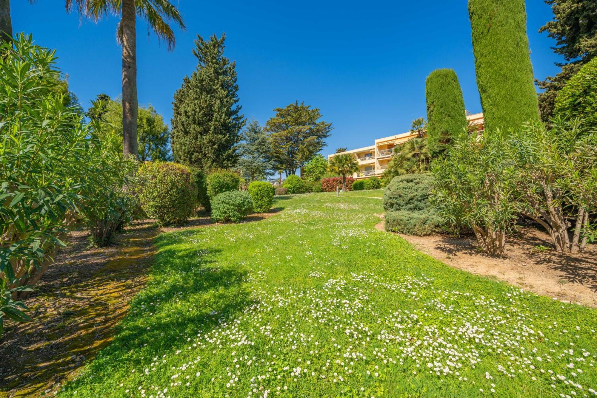 Spacious Apartment At A 5 Min Walk From The Beach Antibes Exterior photo
